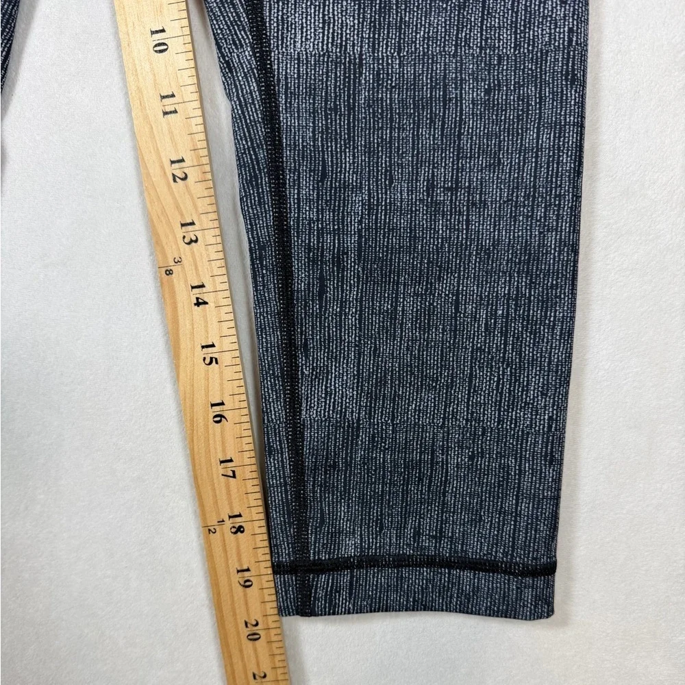 Lululemon Athletica Size 4 Black and Gray Crosshatch Align Cropped Leggings